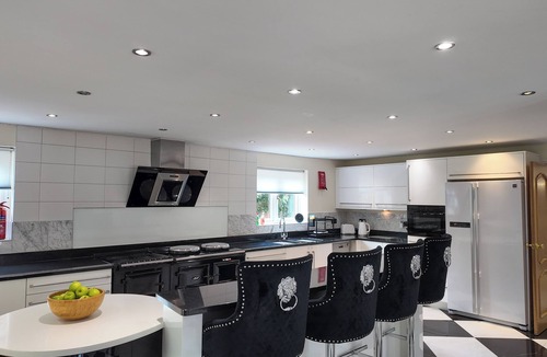 Wixford House | Relaxing Place to Stay near Stratford 4BED Family Mansion with Swim Spa,Gym,BBQ