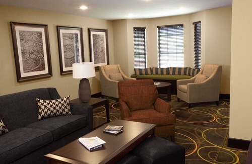 Perrysburg Condo | Relaxing Retreat Near Downtown Toledo! 24h Business Center + Free Breakfast!