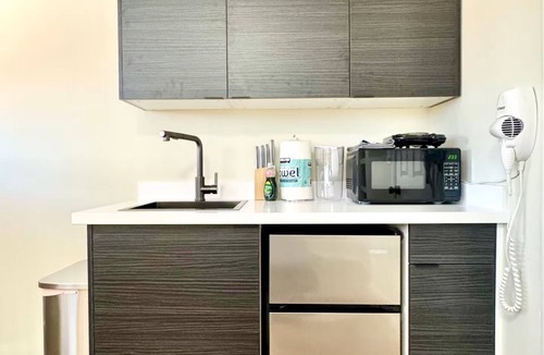 San Jose House | Remodeled Spanish Bungalow Suite Short Walk to SJSU + Parking