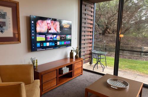 Fingal Apartment | Resort Living with Pool, Golf, Bar and Dining
