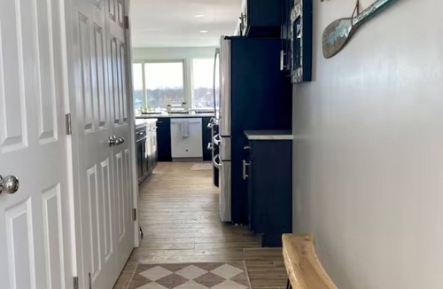 Brighton House | Rise and Shine Island Lake Cabin Beautiful 3-bedroom house with AC