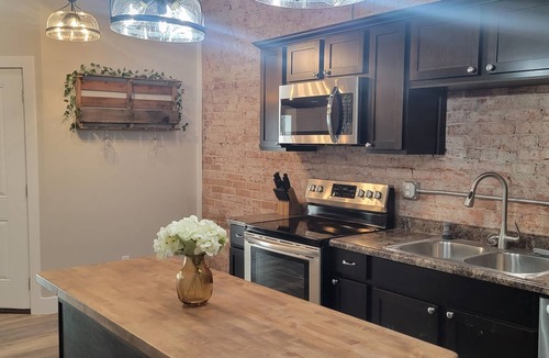 Oak Harbor House | River Front Apartment. 40 min to Cedar Point/Lake Erie/Put-In-Bay!