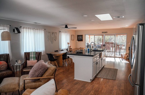 Three Rivers House | River, Pool, and Jacuzzi in 4 Bedroom House