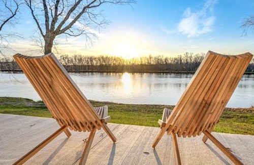 Wisconsin Dells House | Riverfront Reset! Dells Cabin w/Kayaks & Deck