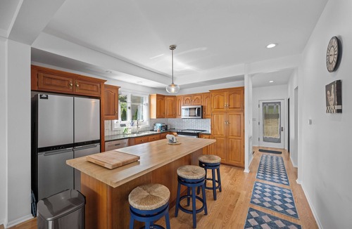 Toledo House | Riverside Calm, an entire house for you directly on the Maumee River.