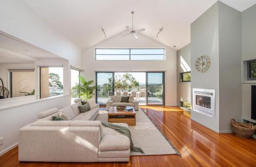 Mount Martha House | Rockleigh Bay - Gas Heated Spa and Solar Heated Pool