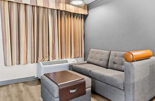 Saginaw Hotel | Rodeway Inn & Suites Saginaw I-675