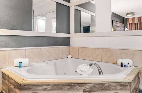 Saginaw Hotel | Rodeway Inn & Suites Saginaw I-675