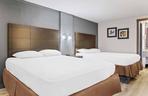 Saginaw Hotel | Rodeway Inn & Suites Saginaw I-675