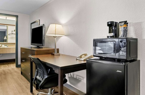 Saginaw Hotel | Rodeway Inn & Suites Saginaw I-675