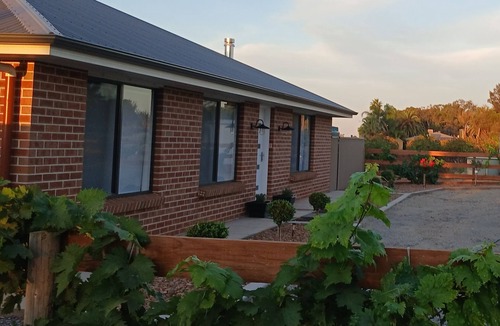 Barmera House | Romantic country getaway nestled amongst the vines of the sunny SA riverland.