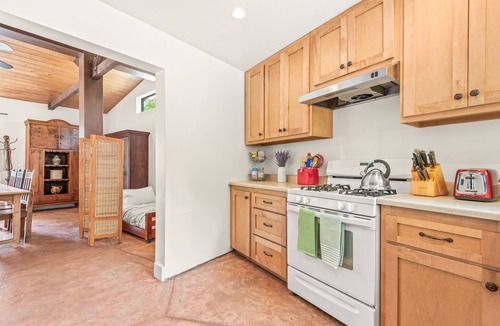 Agoura Hills Cottage | Romantic Garden Cottage Cozy 1BR Escape