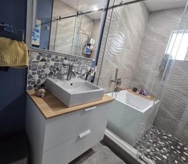 Southwest Calgary House | Room with Shared Bathroom - Stampede & Mountains