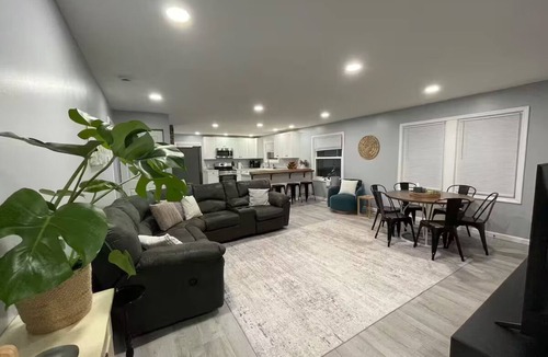 Midland Apartment | Roomy Downtown Apartment 3bd/2ba