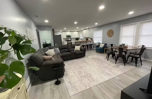 Midland Apartment | Roomy Downtown Apartment 3bd/2ba