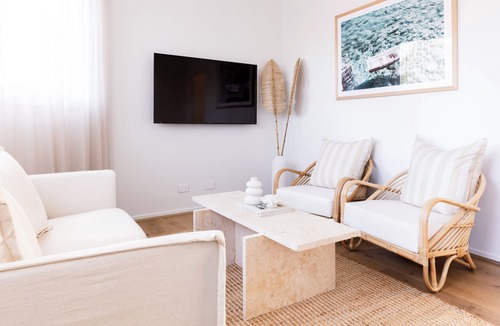 Rosebud House | Rosebud’s Modern Coastal Escape Walk to Beach Sleeps 10