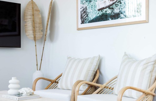 Rosebud House | Rosebud’s Modern Coastal Escape Walk to Beach Sleeps 10