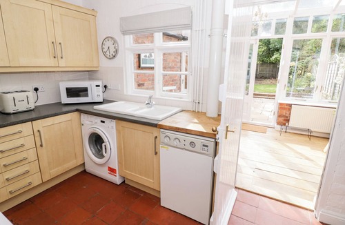 Sedgeberrow Cottage | ROSS COTTAGE, pet friendly, character holiday cottage in Sedgeberrow