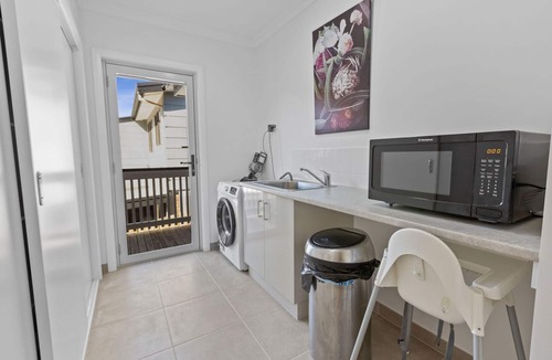 Lakes Entrance House | Sanctuary: Ideal escape for those seeking a serene getaway