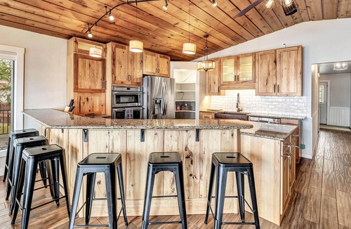 Brazeau Cottage | Sand Shoreline, Party Garage, Picturesque Sunsets!