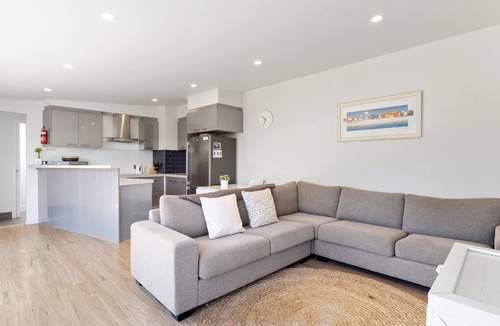 Cowes House | Sandy at Cowes - sleeps 9
