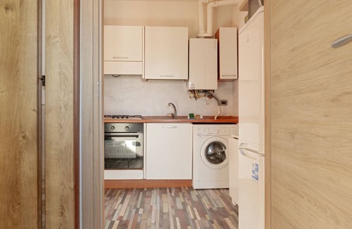 Pisa Apartment | Scopri il comfort del nostro bilocale, situato nella tranquilla zona di Cisanello, a Pisa. L'appartamento, completamente nuovo, è ideale per coppie, famiglie o viaggiatori singoli in cerca di un soggiorno moderno e confortevole.L’appartamento è dotat