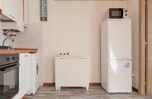 Pisa Apartment | Scopri il comfort del nostro bilocale, situato nella tranquilla zona di Cisanello, a Pisa. L'appartamento, completamente nuovo, è ideale per coppie, famiglie o viaggiatori singoli in cerca di un soggiorno moderno e confortevole.L’appartamento è dotat
