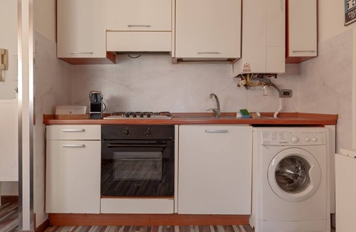 Pisa Apartment | Scopri il comfort del nostro bilocale, situato nella tranquilla zona di Cisanello, a Pisa. L'appartamento, completamente nuovo, è ideale per coppie, famiglie o viaggiatori singoli in cerca di un soggiorno moderno e confortevole.L’appartamento è dotat