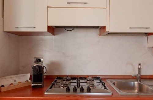 Pisa Apartment | Scopri il comfort del nostro bilocale, situato nella tranquilla zona di Cisanello, a Pisa. L'appartamento, completamente nuovo, è ideale per coppie, famiglie o viaggiatori singoli in cerca di un soggiorno moderno e confortevole.L’appartamento è dotat