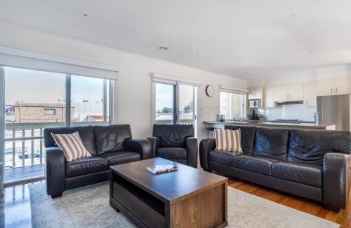 Dromana House | Sea Quinn Escape - Steps to Dromana Beach and Dining