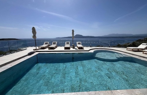 Marathi Villa | SeaWave Villa I with Heated Pool & Jacuzzi, By Hellocrete