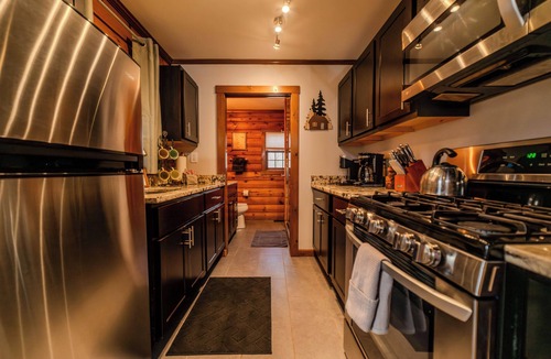 Rockbridge Cabin | Secluded Getaway/Creek View/Hot Tub/Fire pit/Pet Friendly!/Heart of HK