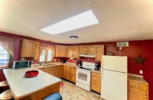 Mineral City Cabin | Secluded house built into the earth. Pet friendly, fishing, hot tub, Wi-Fi!