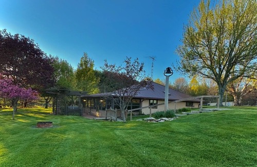Mineral City Cabin | Secluded house built into the earth. Pet friendly, fishing, hot tub, Wi-Fi!