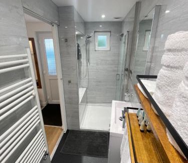Headington Apartment | Self-contained studio with folding down Bed