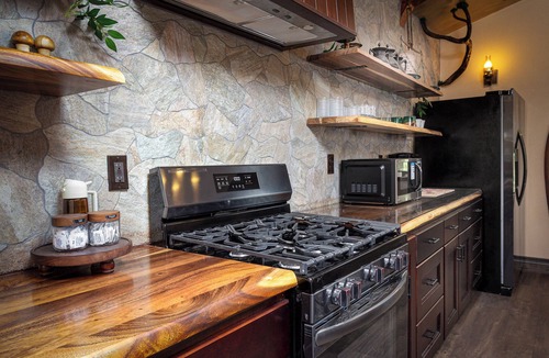 Three Rivers House | Sequoia Haven Hole - Whimsical Earthberm FairyTale, Riverfront. 1 min to Sequoia