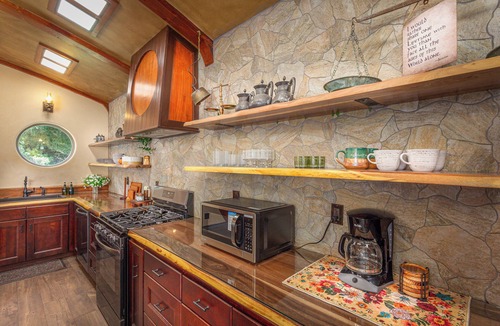 Three Rivers House | Sequoia Haven Hole - Whimsical Earthberm FairyTale, Riverfront. 1 min to Sequoia