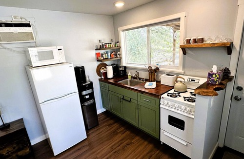 Three Rivers Cottage | Sequoia Studio Retreat! Cozy Hut for up to 3 Guests - Close to Park - WiFi & AC