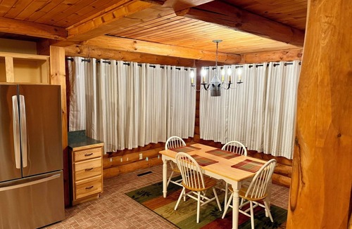 La Porte Cabin | Serene Log Cabin Forest Retreat - 25 min from Indiana Dunes & Lake MI Beach!