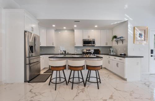 North Central House | Serene Luxe Residence near Rose Bowl-2BR Front House
