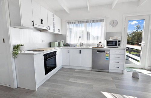 Lakes Entrance House | Serenity: Relaxation, Sun & Style - Just Minutes from the Water