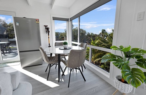 Lakes Entrance House | Serenity: Relaxation, Sun & Style - Just Minutes from the Water