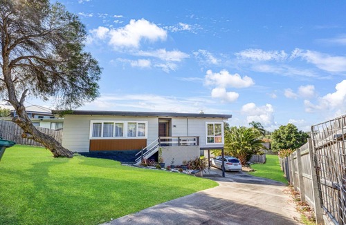 Lakes Entrance House | Serenity: Relaxation, Sun & Style - Just Minutes from the Water