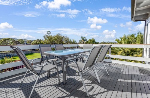 Lakes Entrance House | Serenity: Relaxation, Sun & Style - Just Minutes from the Water