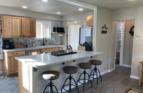 Three Rivers Cottage | Shared Pool/Arcade Games/Walk to Town/Near Sequoia National Park