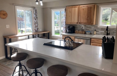 Three Rivers Cottage | Shared Pool/Arcade Games/Walk to Town/Near Sequoia National Park