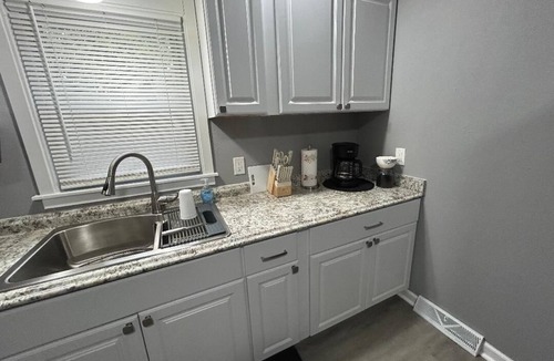 Perrysburg House | Silver Maple Cottage - 3 Bedrooms Newly Renovated!