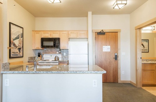 Mammoth Lakes Condo | Ski-in, Ski-out Condo at Juniper Springs with Mountain Views and Shared Hot Tub!