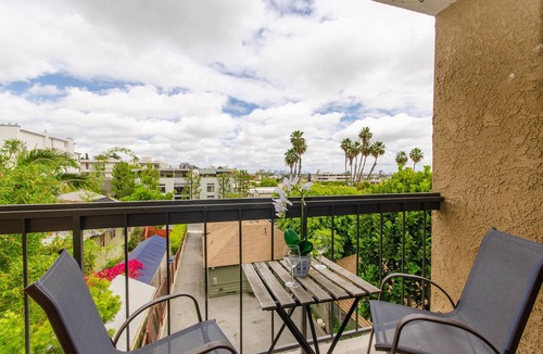 Norma Triangle Apartment | Skyline Views 1 Bedroom with Balcony & Pool