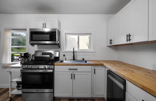 Traverse City House | Slabtown Farmhouse, walk to the beach, Hickory Hills, the Commons, Downtown